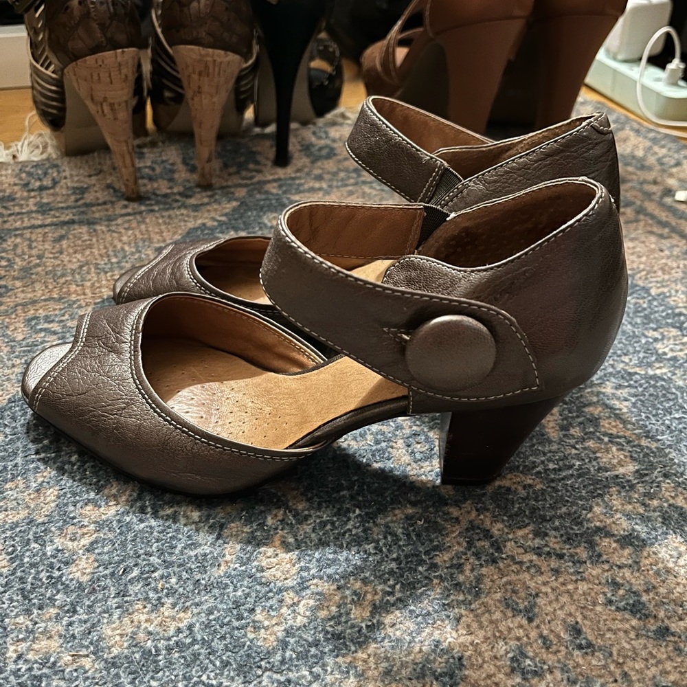 Rare Vintage Clarks Women’s Button-Strap Heels